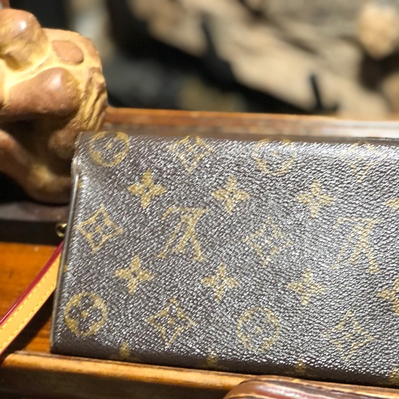 Vintage LV wallet with inner zippered coin pouch. Great condition. - Picture 6 of 8